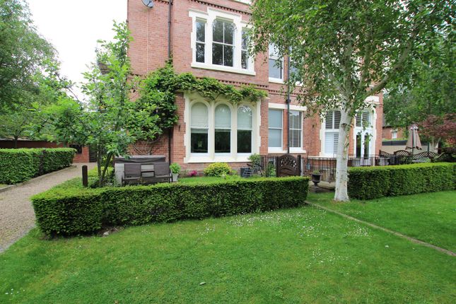 Flat to rent in Yorke House, The Park