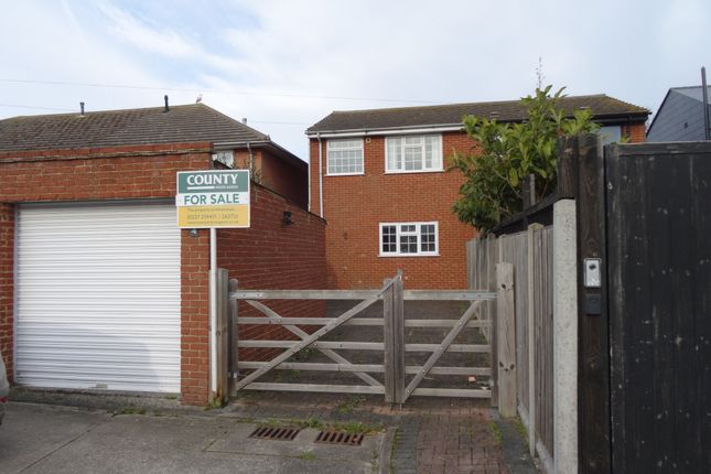 4, Salts Close, Whitstable photo 2