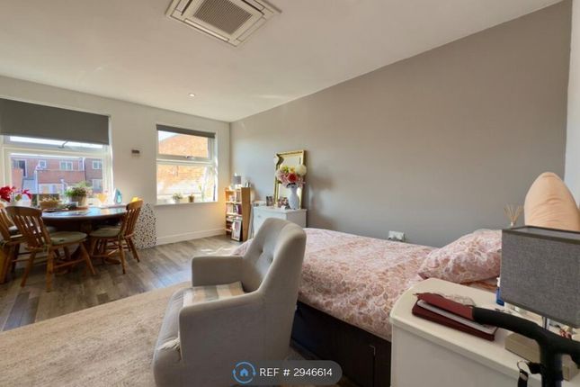 Stratfield House, High St, Crowthorne photo 3