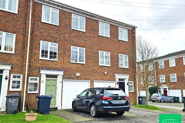 3-bed house on 14, Ashburnham Close, East Finchley, £3,480/mo