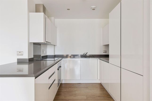 Flat to rent in Bolinder Way, London