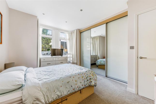 Flat 1, 31, Birkbeck Grove, London photo 4
