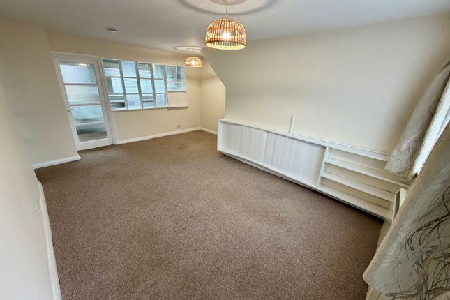 57, Scott Avenue, Rainham photo 2