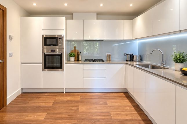 Flat Sandstone Lodge, Flat 5, 238, High Road, London photo 4