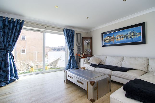 16, Chandlers Way, Penarth photo 2