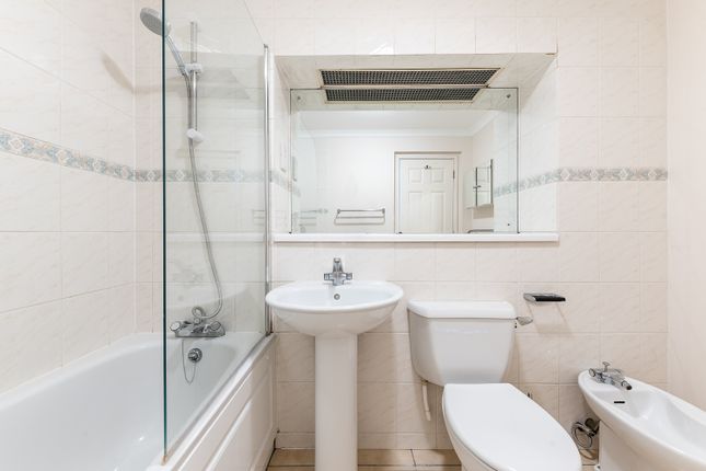 Flat for sale in Gloucester Terrace, London