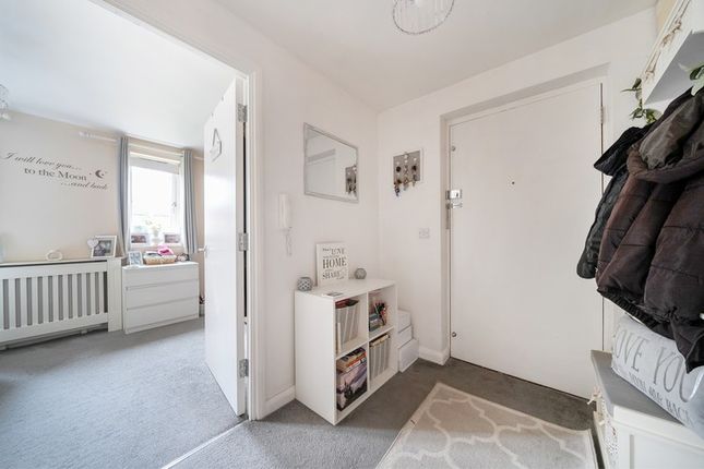 Flat for sale in Plomer Avenue, Hoddesdon, Hertfordshire