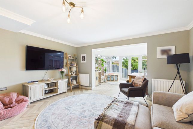 27, Spruce Drive, Surrey photo 4