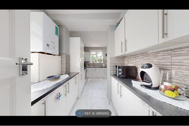 Roding Lane North, Woodford Green photo 3