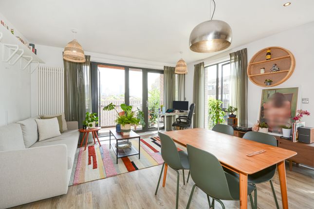 Flat for sale in Oscar Court, Rotherhithe Street