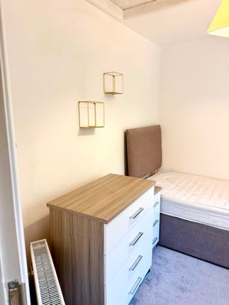 6 St. Lucia Close, Bristol photo 5