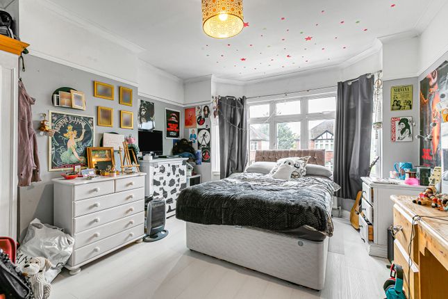 15, Pooley Avenue, Surrey photo 4
