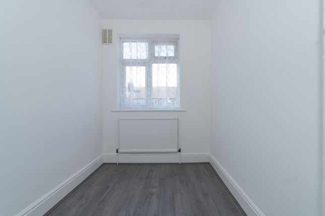 Kynaston Avenue, London photo 4