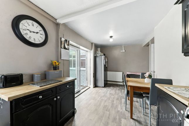 9, Burntwood Crescent, Pontefract photo 4