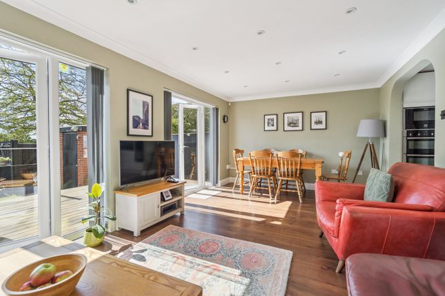 5, Mount Close, Farnham Common photo 2