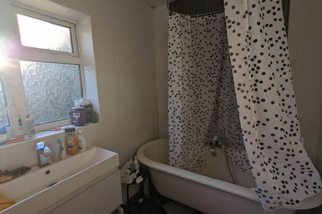 Room to rent in Garrick Drive, London