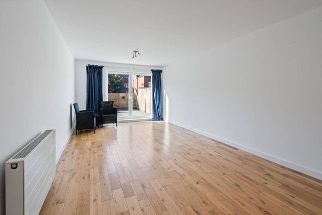Flat 3, 3 Salamander Court, Leith, Edinburgh, EH6 7JE photo 3