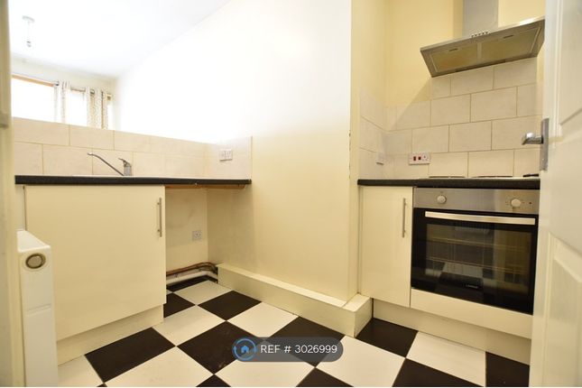 Flat, Crescent Road, Luton photo 3