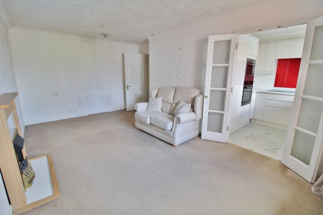 Flat 18,, Nightingale Court, Drayton photo 2