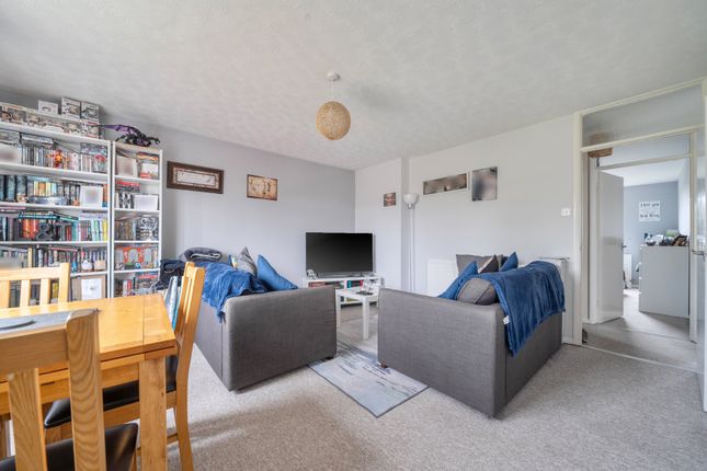 7 Highgrove House,, Kingfisher Drive, Surrey photo 3