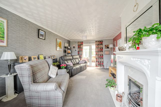 107, Stonebridge Grove, West Yorkshire photo 3
