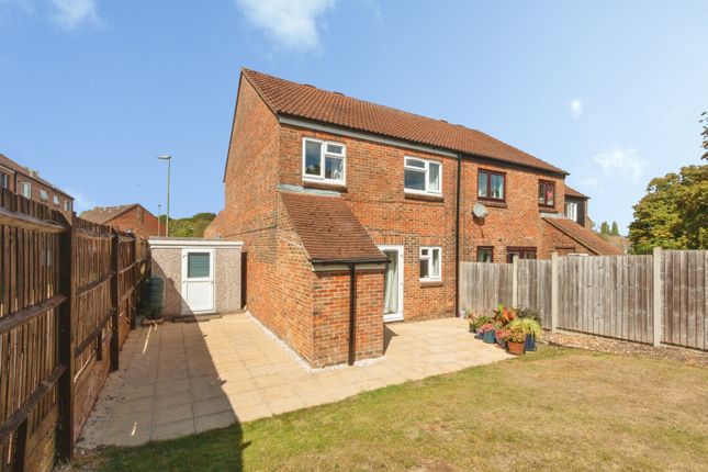 105, Copland Close, Hampshire photo 4