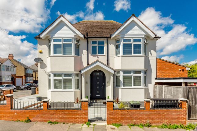 Thumbnail Detached house for sale in Strathmore Avenue, Luton, Bedfordshire