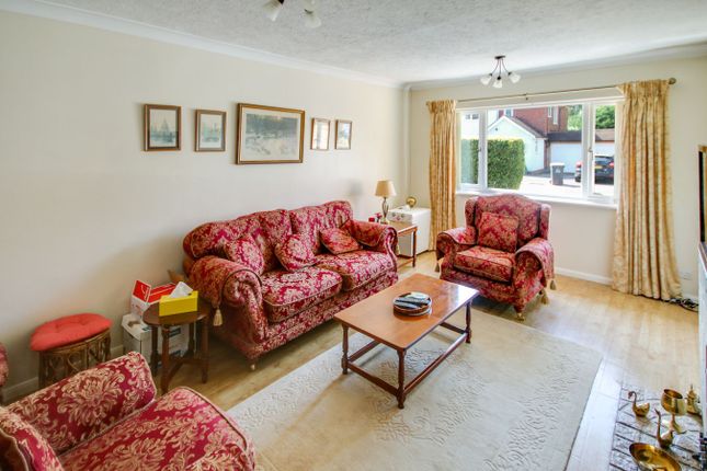 33, The Meadow, Copthorne photo 2