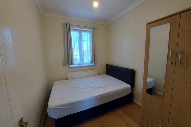 37, Crownfield Avenue, Ilford, Essex photo 5