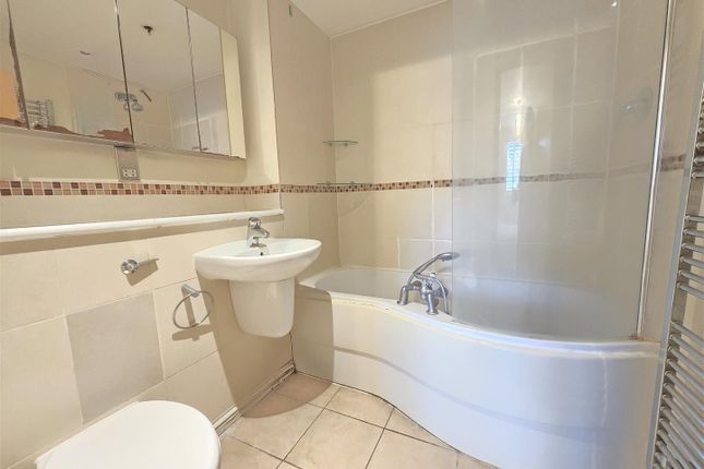 Flat 5 Madison Court, 145, Great North Way, London photo 5