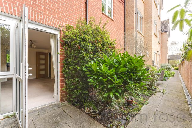 Flat for sale in Snakes Lane West, Woodford Green