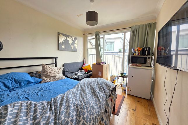 Flat 21 Essence Court 112, The Avenue, Greater London photo 3
