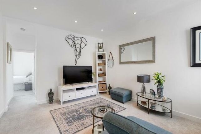 Flat for sale in Park Avenue, Mitcham