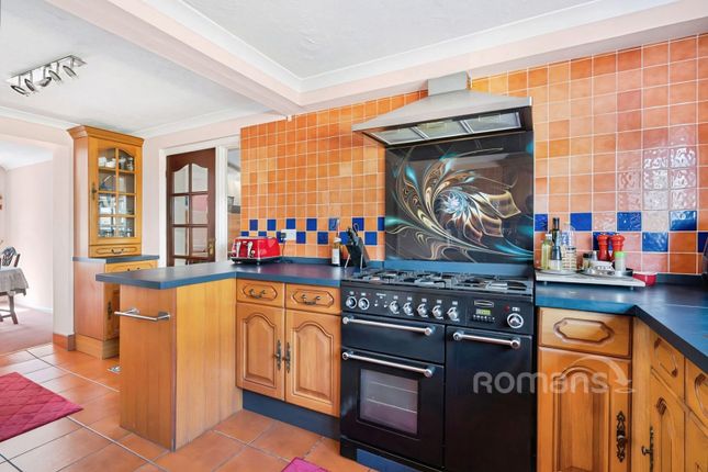 Santina Close, Surrey photo 3