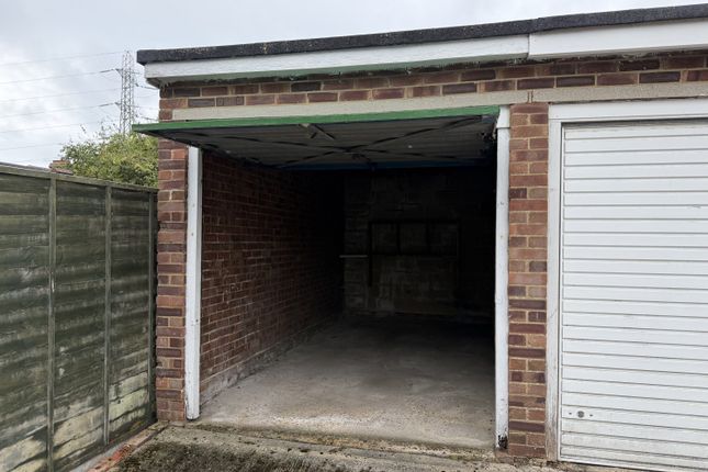 Garage, Rowan Close, Portslade photo 3