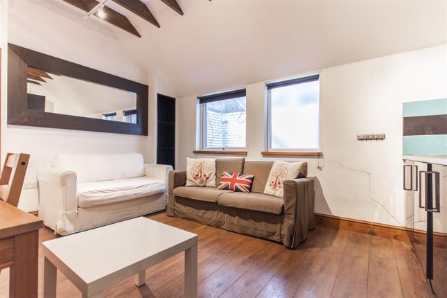 Flat to rent in Prince Of Wales Passage, London
