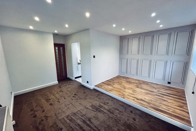 Millersdale Court, Glossop photo 4