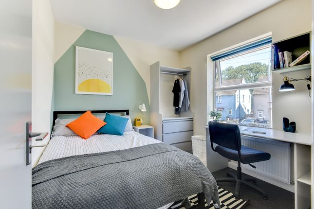 Bright, Well-Styled Double Bedroom With A Cosy Dou...