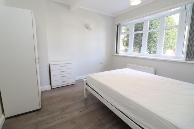 Room to rent in Cuckoo Avenue, London