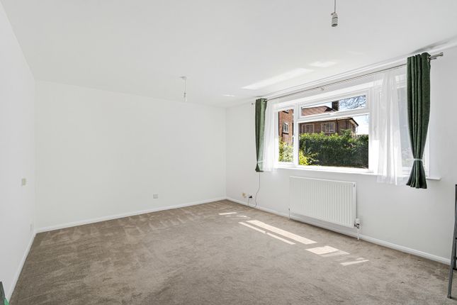 7, Virginia Court, Virginia Water photo 2