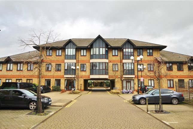 Thumbnail Flat to rent in Hanworth Lane, Chertsey, Surrey