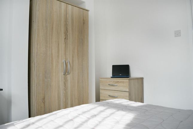 Room 1, 7, Woodbine Road, Burnley photo 2