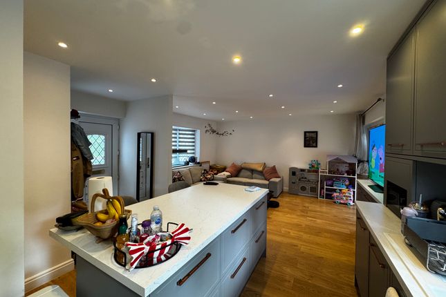 2-bed house on 17, Wood Lane, Woodford, £2,100/mo