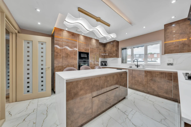18, Wolsey Close, Southall photo 4