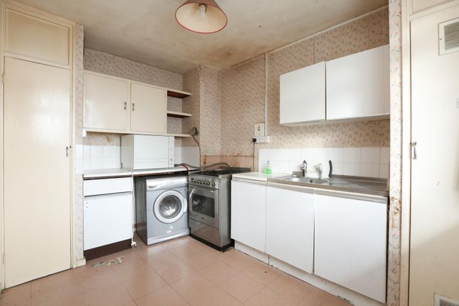 3-bed house on Flat 14, Ensbury House, Carroun Road, London, £450,000