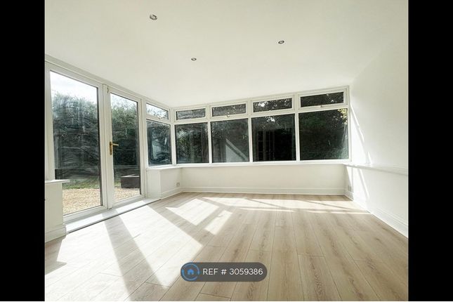 Scriven Court, Willen, Milton Keynes photo 4