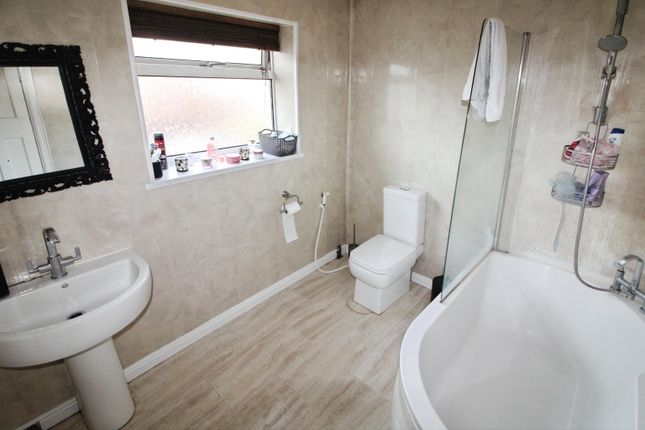 17, Compton Drive, Grimsby photo 4
