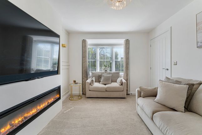 12, Menin Close, Halton photo 3