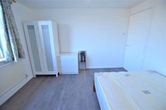 29 Whitby Court, Parkhurst Road, london photo 5
