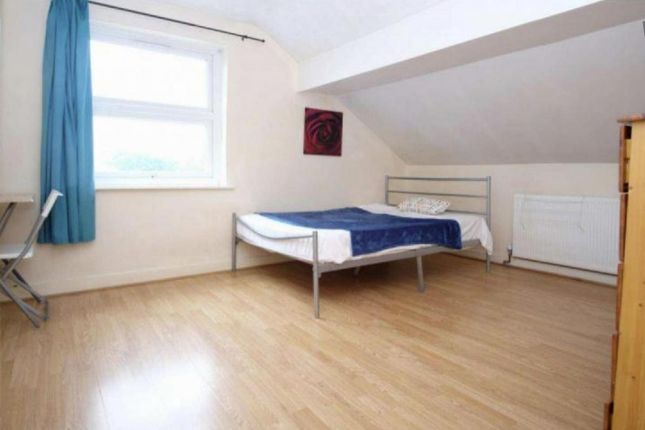Room to rent in Radlett Close, London